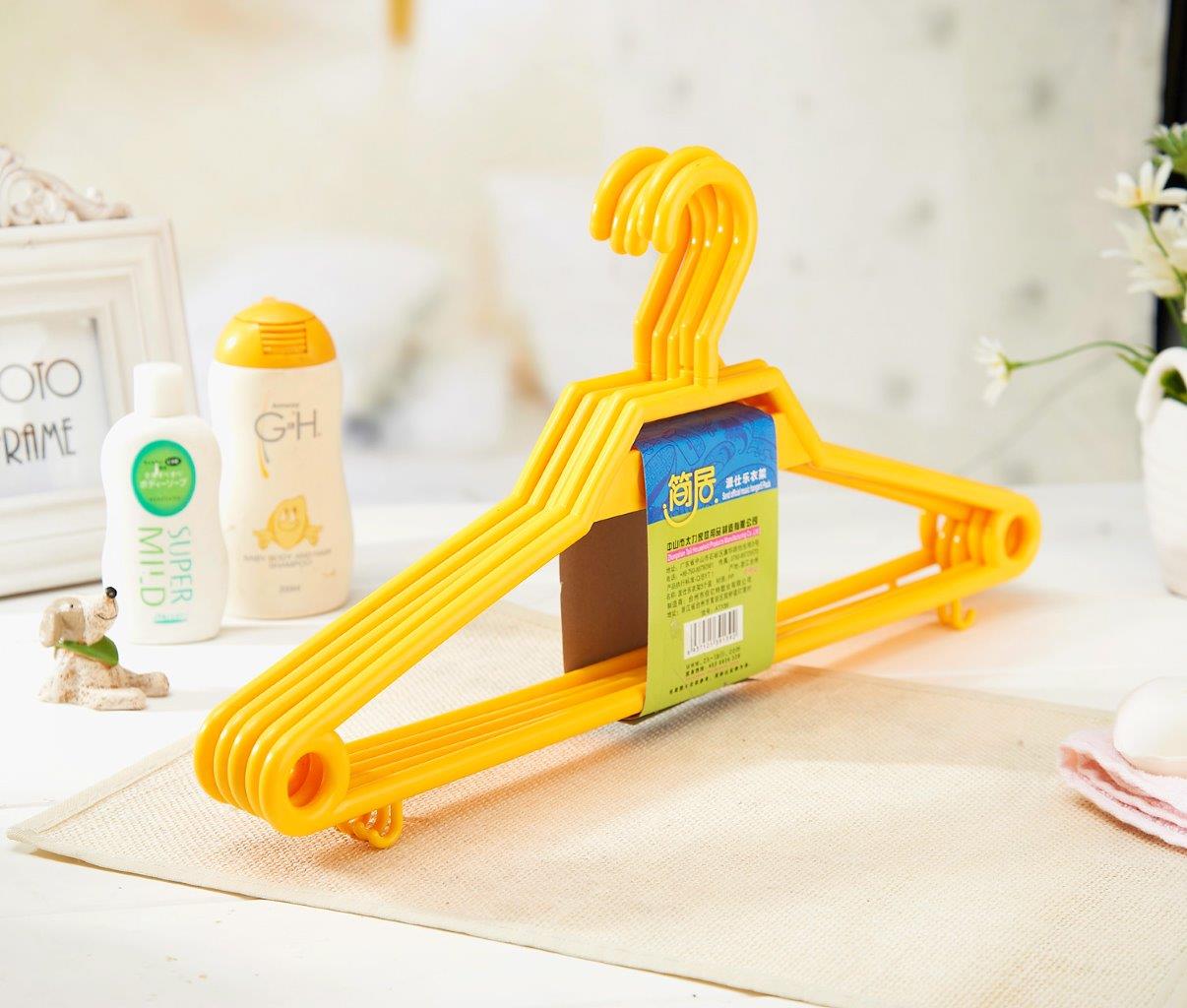 Colorful Plastic Wardrobe Cloth Hangers Pack of 5 Pcs 46.5*23 cm