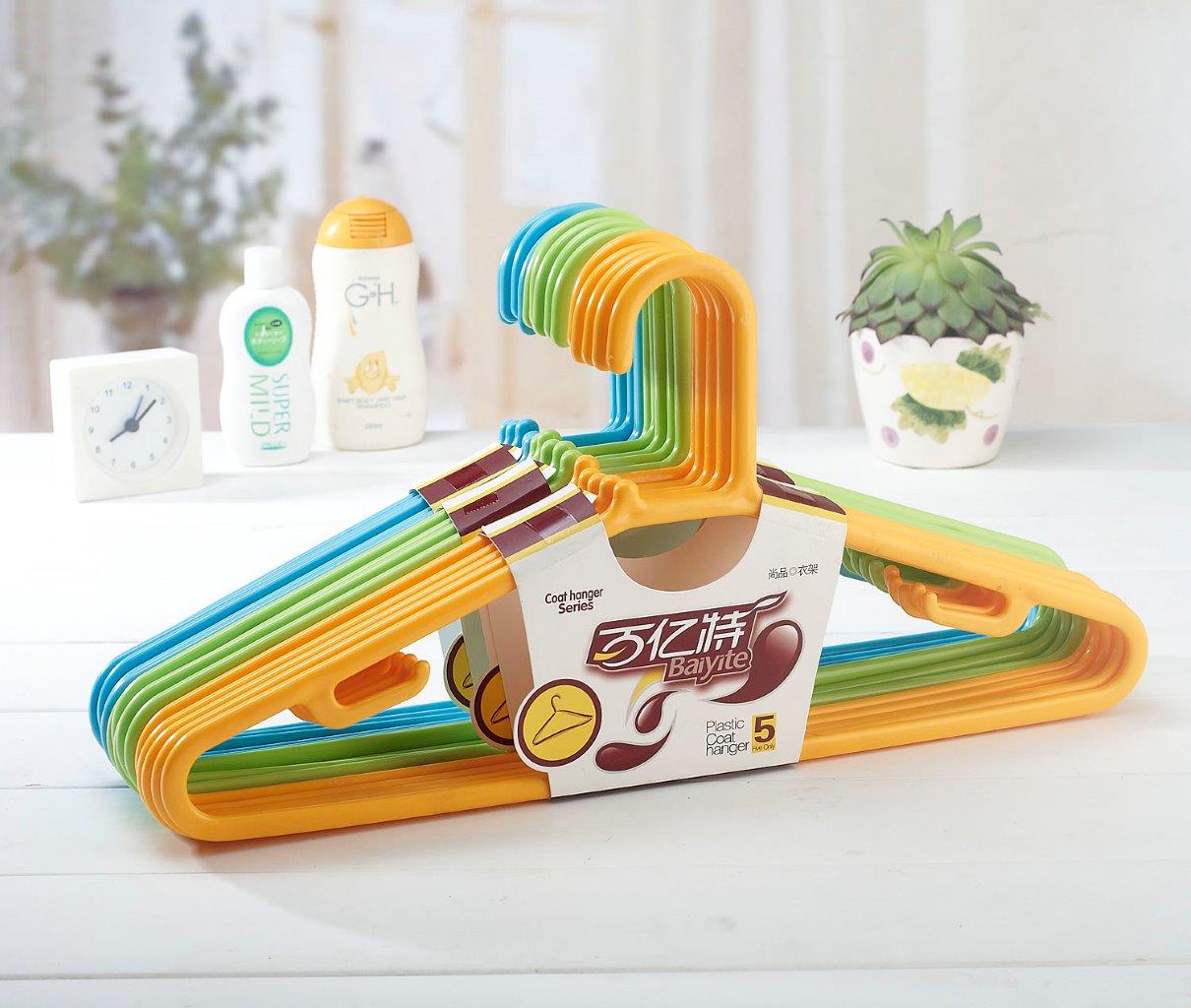 Colorful Plastic Wardrobe Cloth Hangers Pack of 5 Pcs 44.5*22 cm