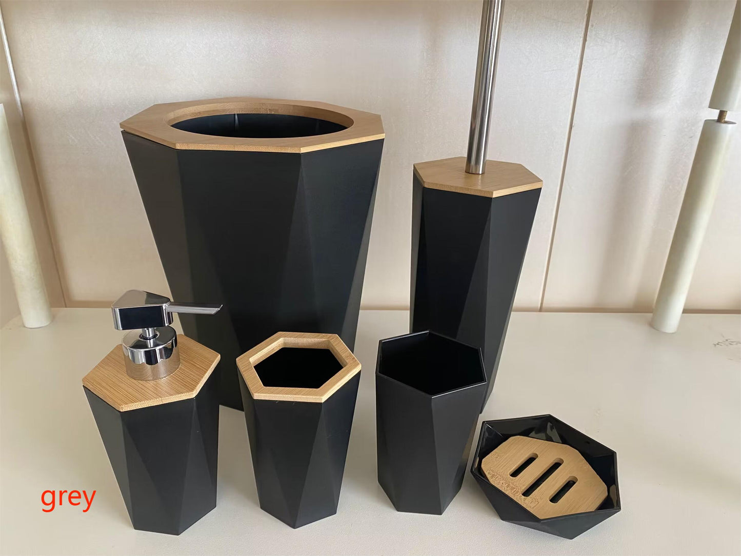 مجموعة من 6 قطع من ملحقات الحمام السوداء: موزع صابون، حامل فرشاة أسنان، بأبعاد 22*25*16/10.7*35.5/8.5*17*6